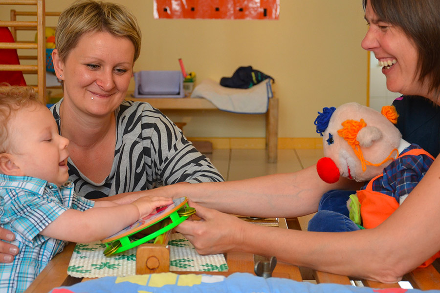 Le service « À Petits Pas » propose des séances d’accompagnement bébé-parents en groupe ou en individuel. 